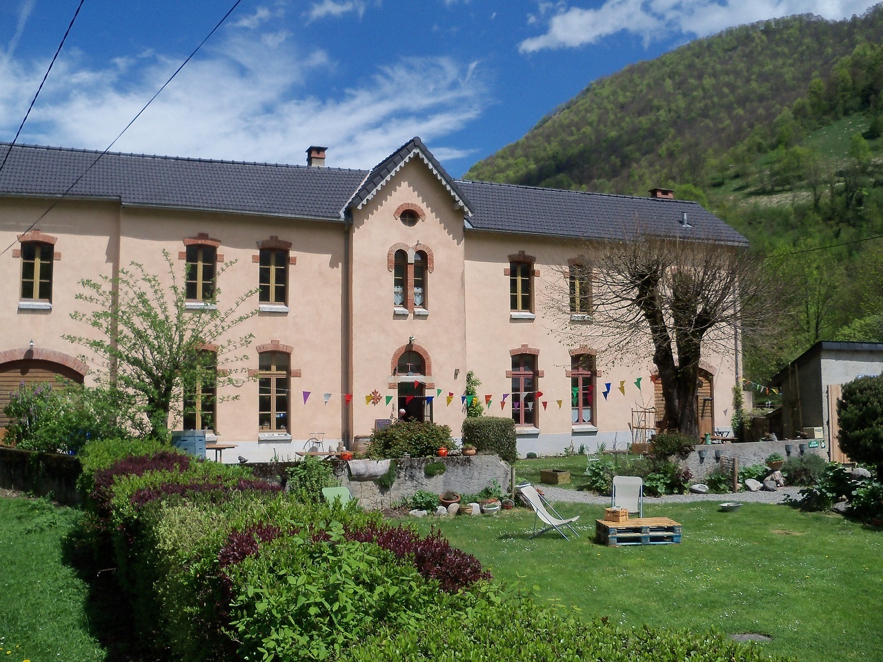 Façade principale du gîte L'Escolan